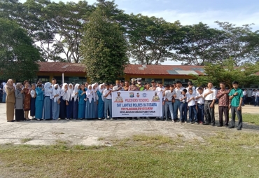 Personil Satlantas Polres Batu Bara memberikan edukasiterkait lalu lintas di SMK N 1 Sei Bejangkar (foto: istimewa)