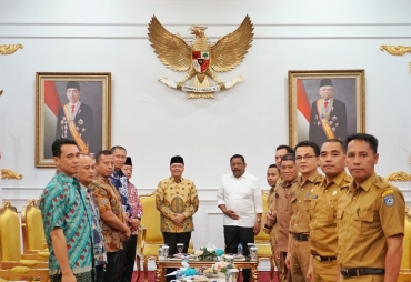 Gubernur Rohidin Mersyah menerima audiensi Bupati Bengkulu Utara Mian di Balai Raya Semarak Bengkulu