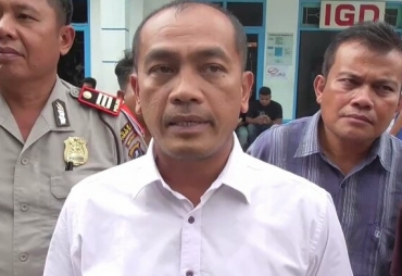Kasat Reskrim didampingi Kapolsek Simpang Empat saat memberi keterangan di depan Rumah Sakit Umum Kabanjahe.