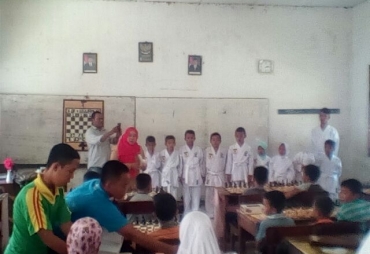 Hendrik A Halim Mewakili Ketua Umum Ir H Heri Amalindo MM meninjau secara langsung siswa - siswi SMPN  1