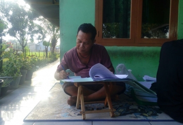 Seperti inilah sahata saat menandatangani surat pengajuan untuk jadi sertifikat dalam program ptsl
