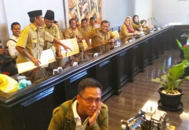Para kades angkatan 67 yang lakukan hearing