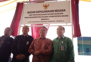 Tampak Plt Gubernur Foto Bersama dengan Pegawai BKN RI