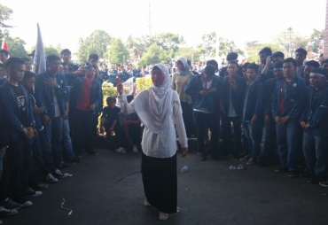 Mahasiswa Univ mengelar aksi 
