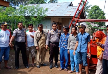 Tampak Kades dan tokoh masyarakat foto bersama