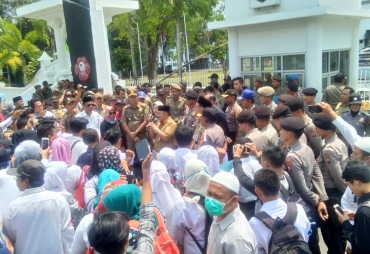 Tampak Sekdaprov sambangi Massa