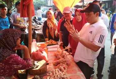 Tampak Dewa Tengah Berbicang dengan Pedagang