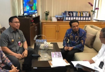 Dedy Wahyudi didampingi pengurus Yayasan Fatmawati Laksamana Dr M Faisal dan Iskandar ZO.