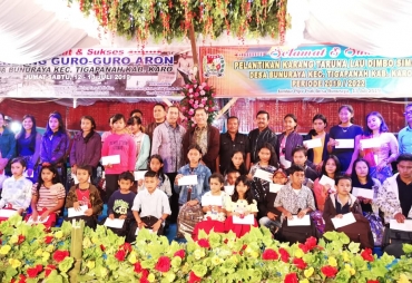 Ramlan Ginting Ketua Yayasan mulia kasih Bogor berikan uang Untuk tingkat SD, SMP dan SMA Berprestasi   Bupati Karo : Dimana ada kemauan disitu ada jalan   Karo,TuntasOnline Com Bupati Karo Terkelin Brahmana SH didampingi Kadis Pertanian Metehsa Purba, Kadis DPMD Abel Tarawai Tarigan, Kabid Kesehatan Kawal Maha, Kasi Kurikulum pendidikan Kab. Karo Mansur Pelawi, Sekcam Tiga Panah Sanusi menghadiri kerja Tahun gendang guro- guro Aron, dan pemberian beasiswa dari Yayasan Kasih Bogor, Sabtu (13/7) pukul 21.00 