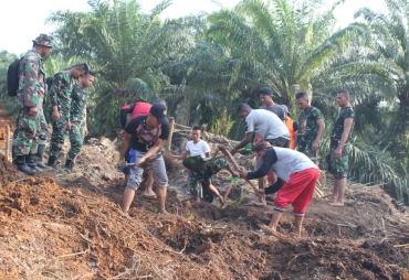 Hari ke-5, Semangat Satgas TMMD dan Masyarakat Bergelut dengan Lumpur