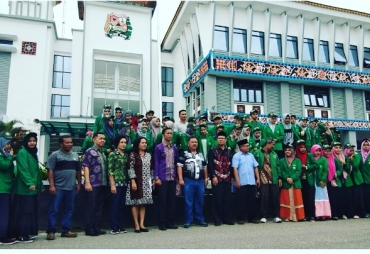 Rektor III UINSU, Prof.DR.A.Drajat,MA menyerahkan plakat dan buku panduan KKN kepada Sekdakab.KaroDrs. Kamperas Terkelin Purba.