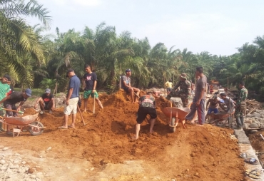 Minimalisir Dampak Longsor, Satgas TMMD Kerjakan Pondasi Penahan Jalan