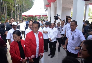 Jokowi Bersama Gubernur Tinjau Lokasi Wisata Rohani Salib Kasih  