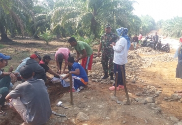 Masyarakat Bagikan Makanan dan Minuman ke Satgas TMMD