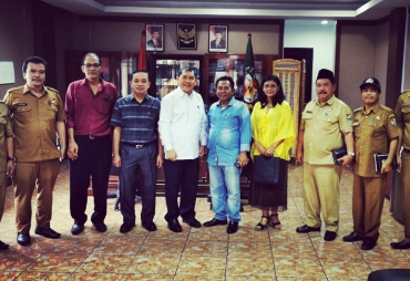 Bupati karo menerima audensi tokoh akademisi USU Wara Sinuhaji dan Dr Suprayitno terkait Cagar Budaya menuju karo warisan dunia di  ruang kerja bupati.