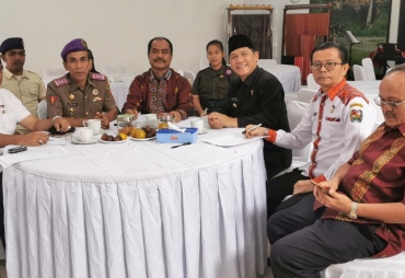 Bupati karo didampingi sejumlah OPD menerima audensi panitia Alumni Menwa USU oleh Prof Budiman Ginting, Prof paham Ginting serta Samsul Rizal di rumah dinas Bupati terkait karya bakti dala menyambut sumpah pemuda 28 oktober tahun 2019 .(ist)