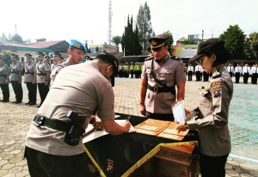 Ket ft: Kapolres Tanah Karo AKBP Benny Hutajulu  saat menandatangani sertijab kasat narkoba AKP Sastrawan Tarigan.SH