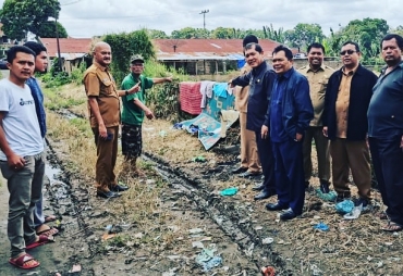 Bupati karo Terkelin Brahmana bersama anggota DPRD Karo Mansur Ginting dan OPD terkait disaksikan kepling Gg 90 hadir meninjau drainice dan jalan yang rusak