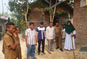 Kampar - Masyarakat desa Ranah Singkuang Kecamatan Kampar Kabupaten Kampar terima bantuan pembangunan MCK  dari Dana Alokasi Khusus Kementrian PUPR 50 Titik dan Dari Kementrian Kesehatan 20 Titik  Salah seorang masyarakat yang menerima bantuan pembangunan MCK menyampaikan terimakasih kepada pemerintah dan merasa terbantu  "Karna bantuan pembangunan MCK ini sangat membantu keluarga kami, dan kami juga berterimakasih kepada kepala desa ranah singkuang yang selalu berjuang untuk mensejahterahkan masyarakat Ran