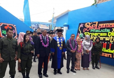 ULB Wisuda 715 Mahasiswa