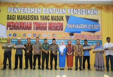 Bupati Labuhanbatu Serahkan Bantuan Pendidikan