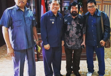 Mantan Anggota DPR RI H Serta Ginting dan Jhon Modal Pencawaan saat Berdialog dengan Bupati Karo Terkelin Brahmana di Ruang Kerjanya
