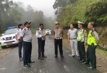 Kasatlantas Polres Tanah Karo Iptu Ridwan Harahap saat mensurvei kondisi jalan dan jalan alternatif di desa torong dan perbatasan Karo- langkat