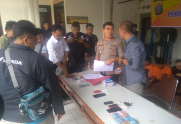Wakapolres Kompol Hasian Panggabean didampingi AKP Ras Maju Tarigan SH Kasat Narkoba Polres Tanah Karo, saat konferensi pers di halaman kantor Polres Tanah Karo Senin (09/12) pukul 15 : 30 wib