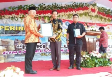 Plt Gubernur Bengkulu Serahkan Piagam Kepada Bupati Kaur