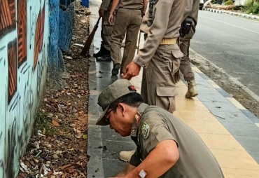 Satpol PP Provinsi Sterilkan Stadion Sawah Lebar