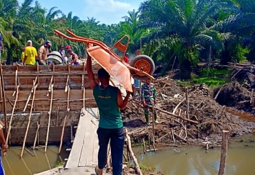 Masyarakat dan Satgas TMMD Kebut Pengerjaan Pondasi Jembatan