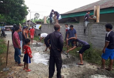 Tampak warga yang sedang goyong royong