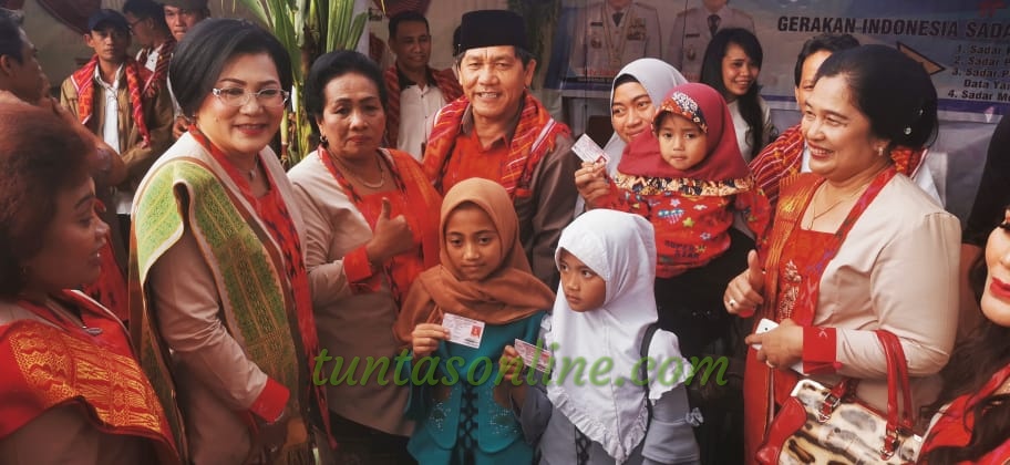 Bupati Karo Terkelin Brahmana SH MH disaksikan  ketua DPRD Karo Iriani Br Tarigan, Ketua TP PKK kabupaten Karo Ny Sariati Sitompul dan kadis Dukcapil dilakukan penyerahan kartu KIA kepada perwakilan masyarakat yang mengurus KIA di stand dukcapil di taman mejuah juah Berastagi