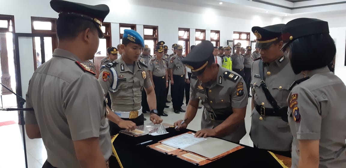 Kapolres Tanah Karo AKBP Yustinus Setyo SH SIK  Saat Melantik Kasat Lantas Iptu Agus Ita Lestari Br Ginting SIK MSi  dan Kapolsek Simpang Empat AKP Ridwan Harahap