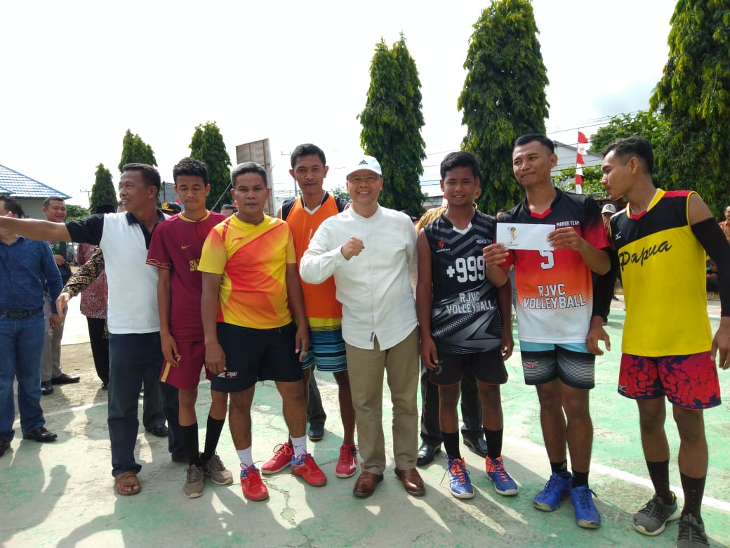 Kunjungi Desa Giri Kencana Gubernur Rohidin Buka Turnamen Voli dan Tinjau Posko Kesehatan