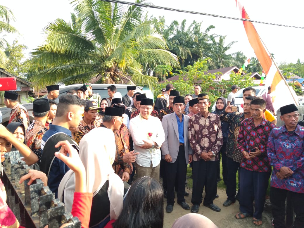 Kunjungi Desa Napal Putih Gubernur Rohidin Jawab Keluhan Jalan dan Jembatan