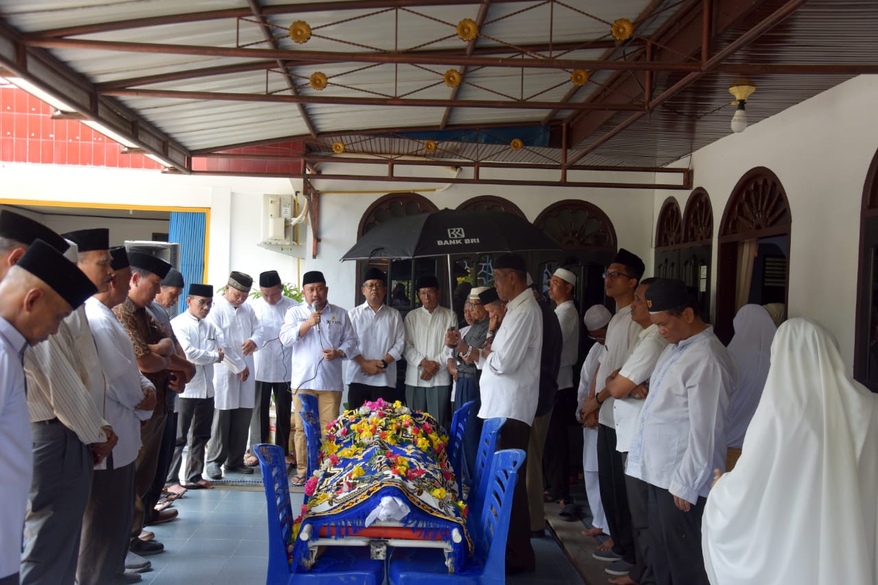 Bupati Kampar Antar Almarhum Aboe KS Ke Tempat Peristirahatan Terakhir