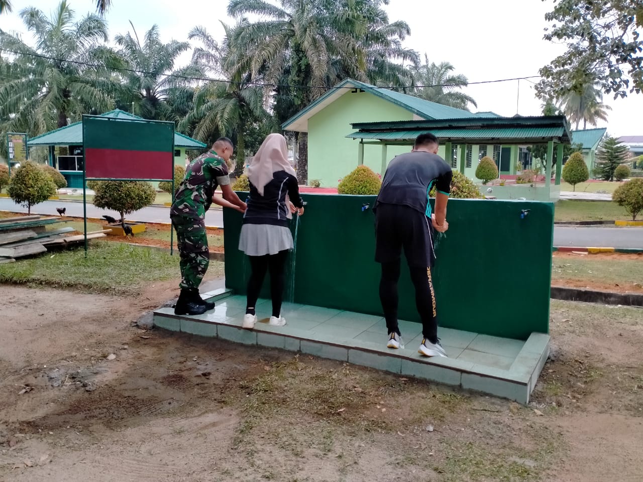 Antisipasi Corona, Kompi Senapan C Yonif-126/KC Perbanyak Wastafel Cuci Tangan