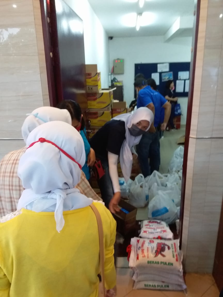 Brastagi Supermarket Bagikan Sembako Gratis kepada Karyawan