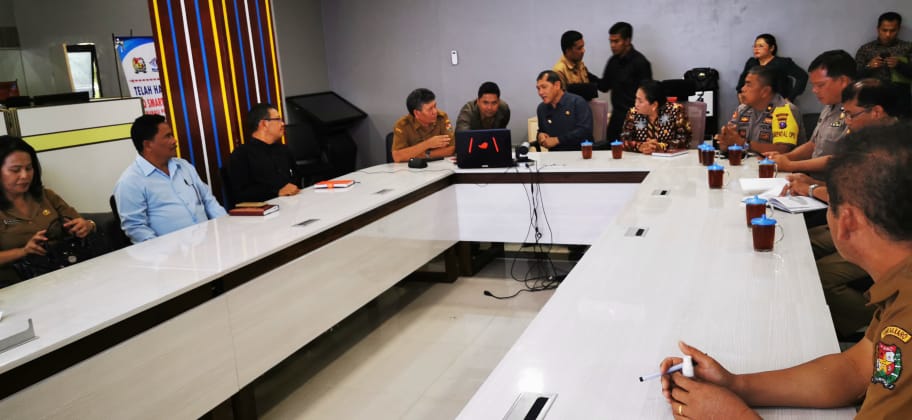 Bupati Karo Terkelin Brahmana SH MH bersama ketua DPRD Karo Iriani Br Tarigan Ketua Moderamen GBKP Pdt Agustinus melakukan telecoference bersama dua kecamatan guna memantau perkembangan Situasi tekini penanganan Virus Corona disaksikan sejumlah OPD