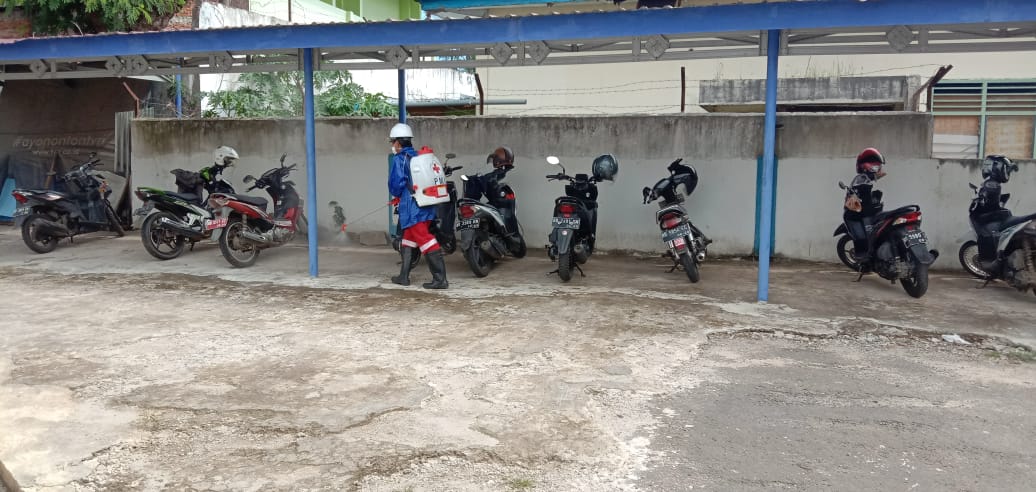 PMI Semprot Disinfektan di Sejumlah Objek Vital
