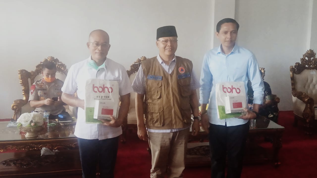 Gubernur Rohidin Salurkan Bantuan APD untuk Bengkulu Selatan dan Kaur