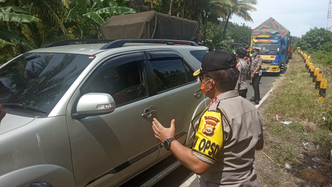 Dampingi Kunker Gubernur Kapolda Berikan Arahan Kepada Pengendara