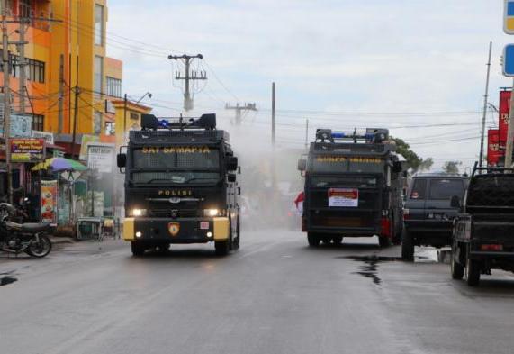 Polda Semprot Disinfektan Jalan Protokol Kota Bengkulu