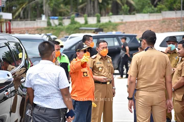 Bupati Mesuji Pimpin Penyemprotan Disinfektan Massal