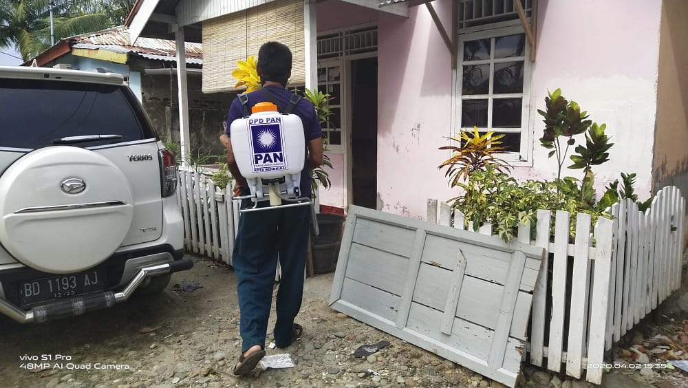 PAN Kota Bengkulu Semprot Disinfektan Kampung Bahari 