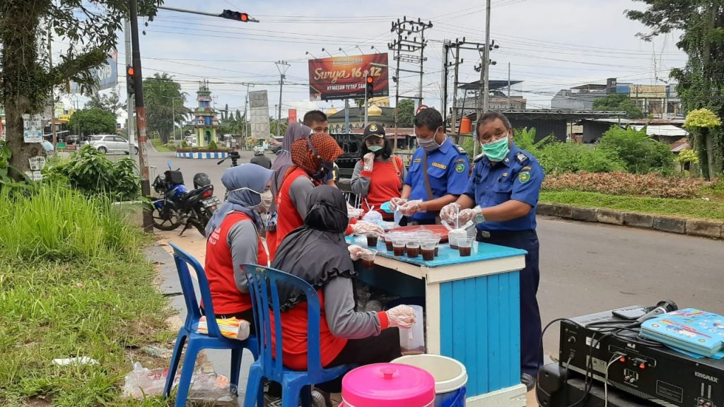 Damkar Bagikan Wedang Jahe Kepada Pengendara