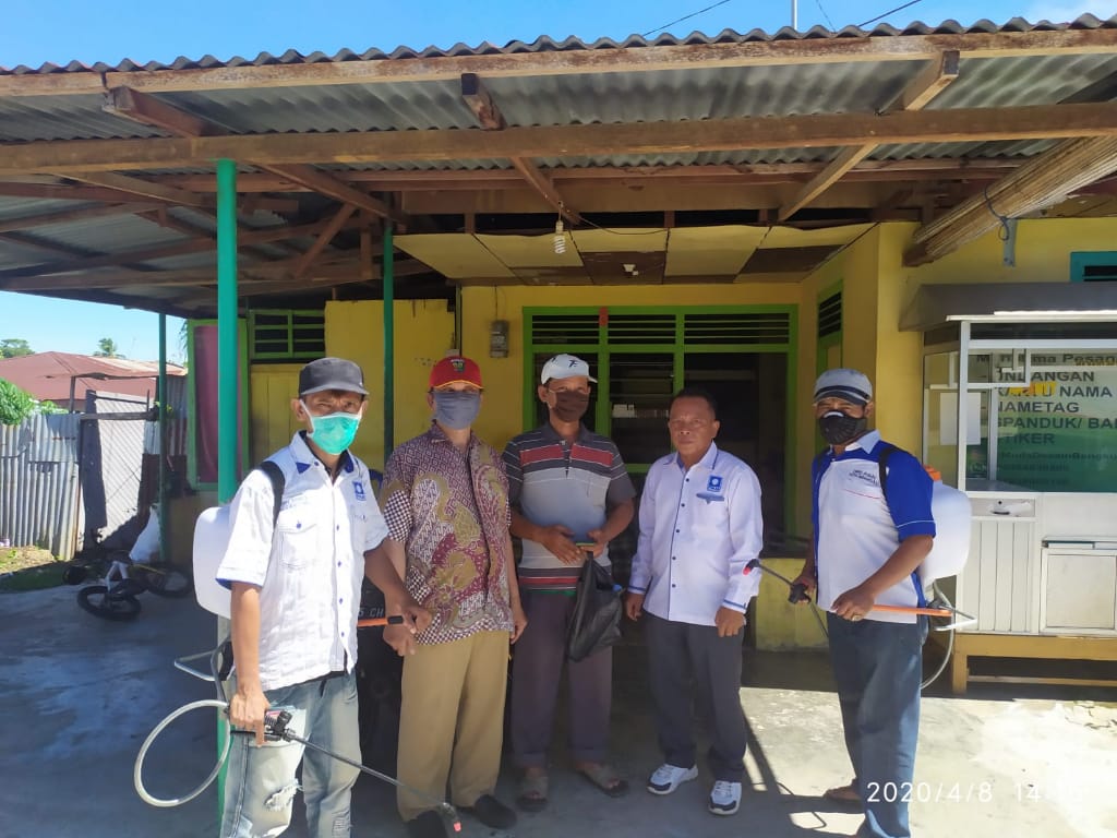Indra Sukma Bersama Warga Semprot Disinfektan Rumah Ibadah