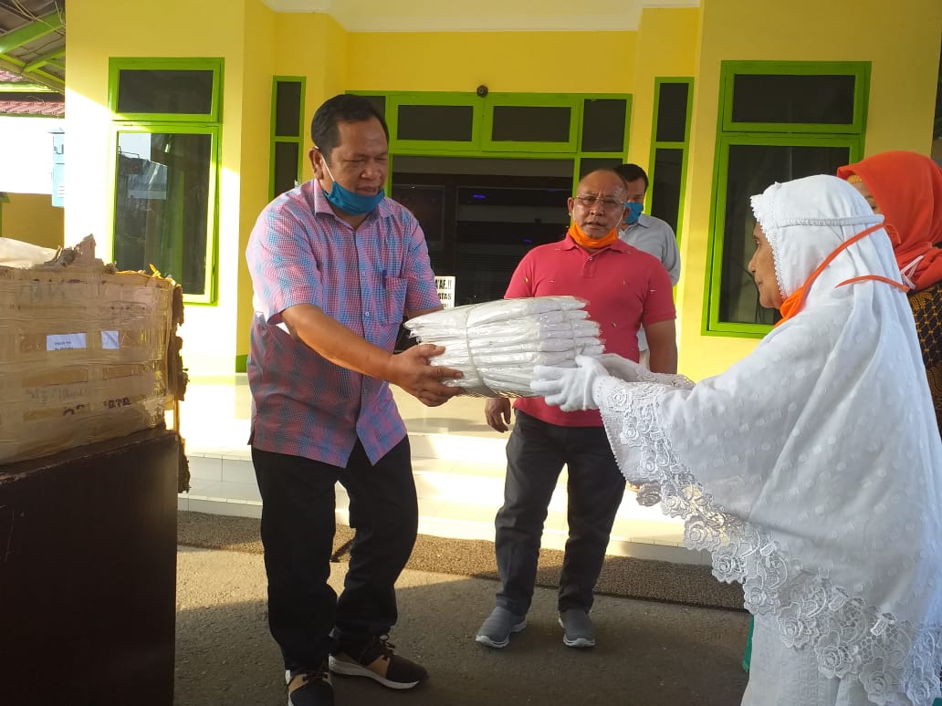 Peduli Tenaga Medis Keluarga Besar H Oloan Siadari Sumbang APD