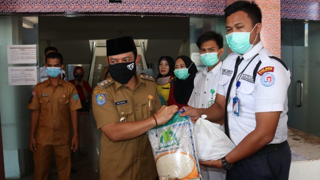 Walikota dan Wawali Berikan Secara Langsung Sembako Dari BasNas